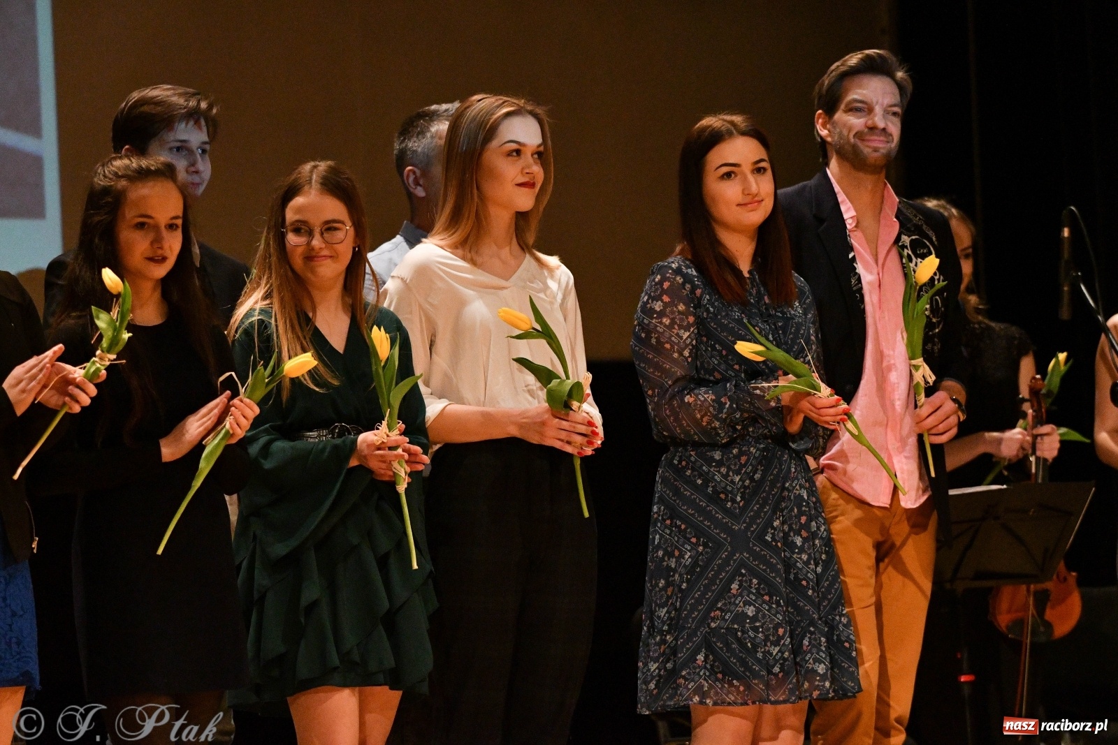 Zdjęcie w galerii na portalu naszraciborz.pl: Raciborscy artyści dla schroniska w RCK wiadomości z regionu