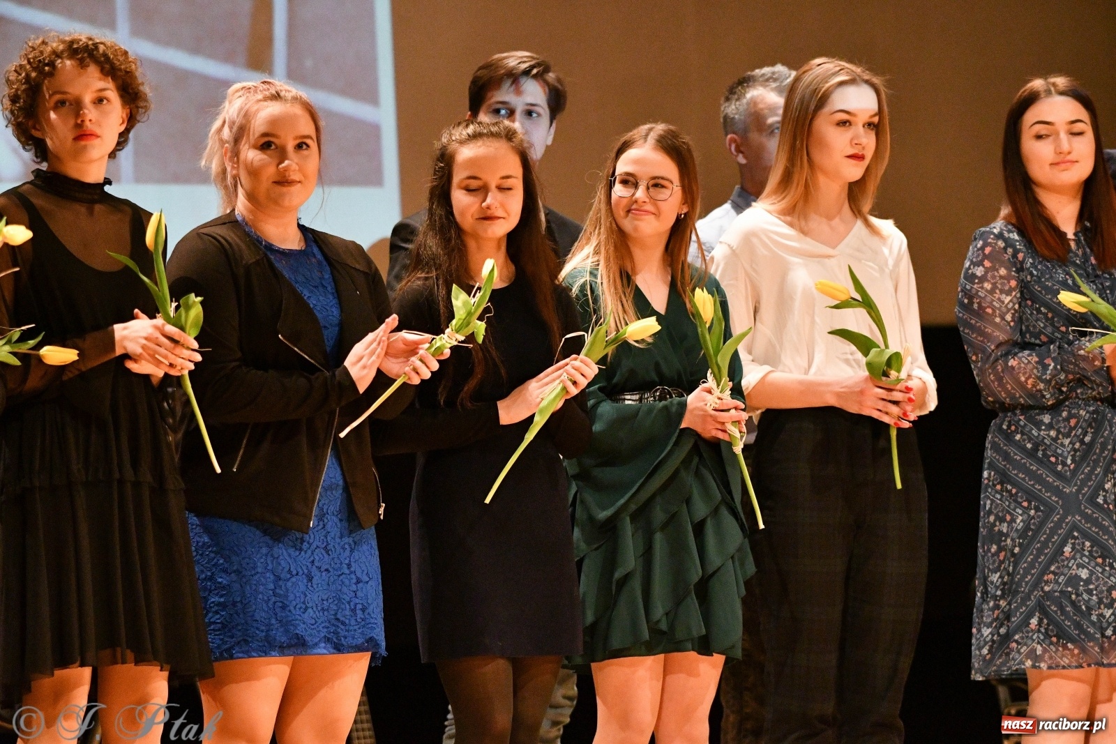 Zdjęcie w galerii na portalu naszraciborz.pl: Raciborscy artyści dla schroniska w RCK wiadomości z regionu
