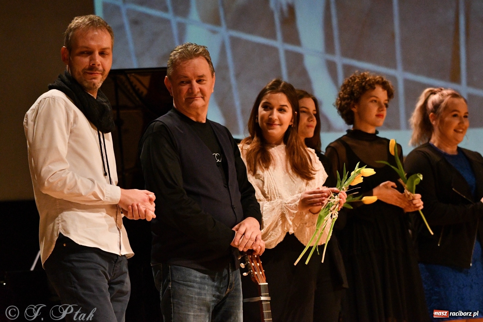 Zdjęcie w galerii na portalu naszraciborz.pl: Raciborscy artyści dla schroniska w RCK wiadomości z regionu