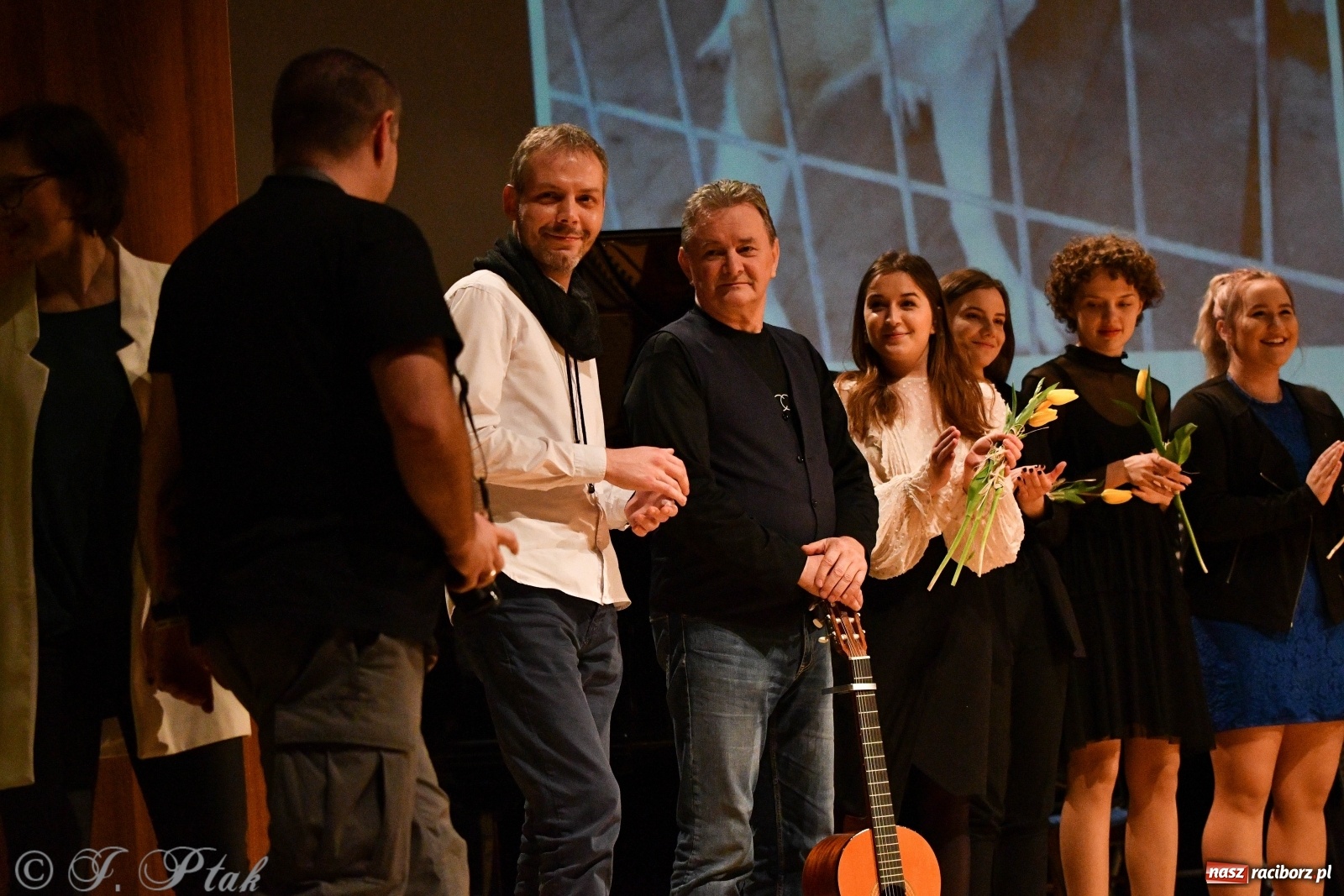 Zdjęcie w galerii na portalu naszraciborz.pl: Raciborscy artyści dla schroniska w RCK wiadomości z regionu