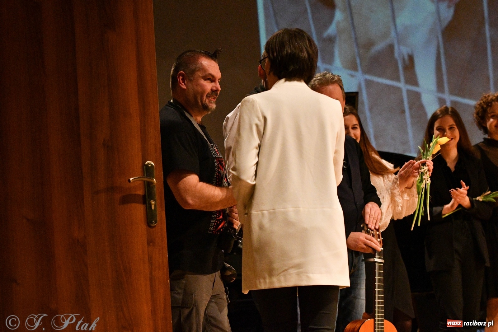 Zdjęcie w galerii na portalu naszraciborz.pl: Raciborscy artyści dla schroniska w RCK wiadomości z regionu