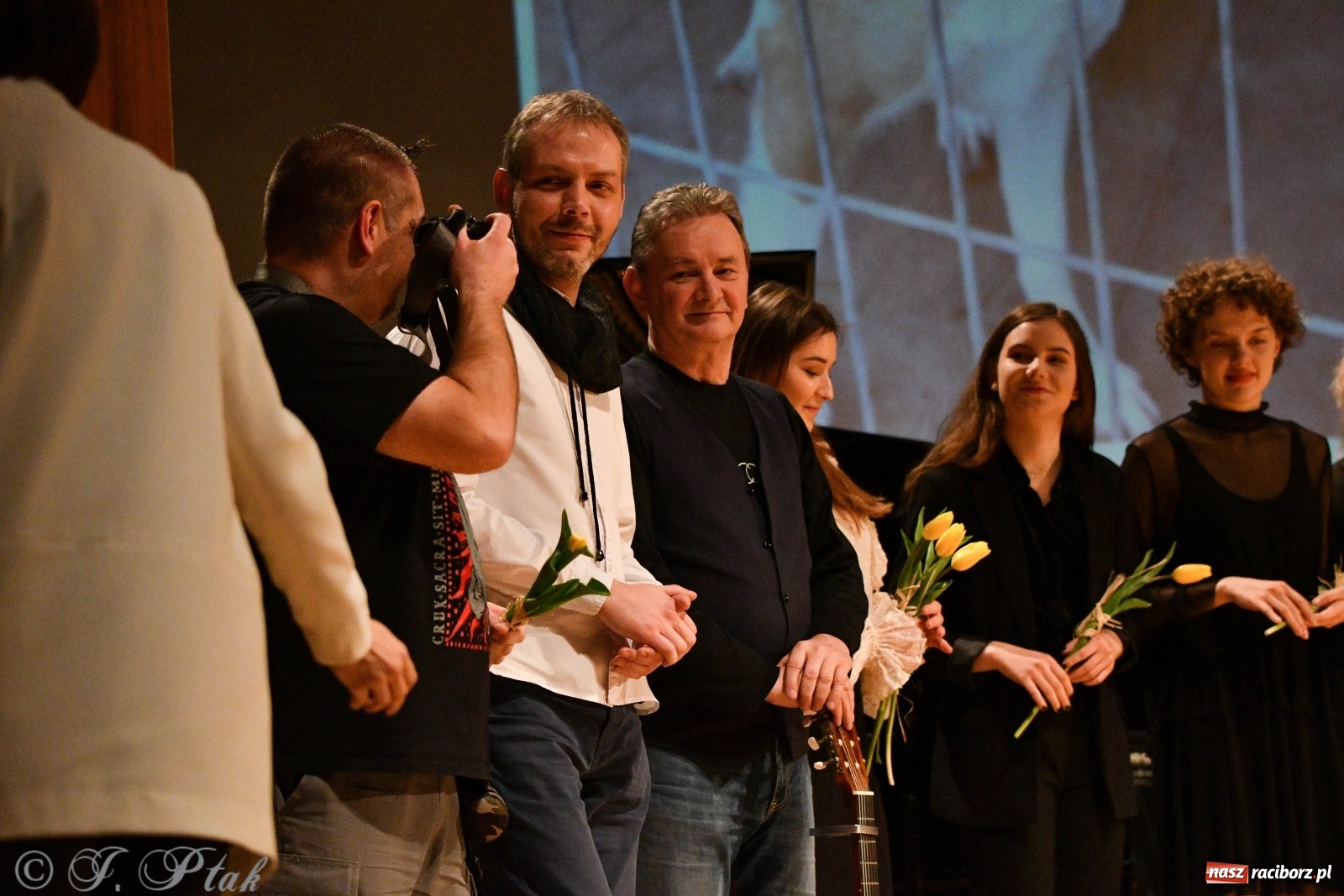 Zdjęcie w galerii na portalu naszraciborz.pl: Raciborscy artyści dla schroniska w RCK wiadomości z regionu