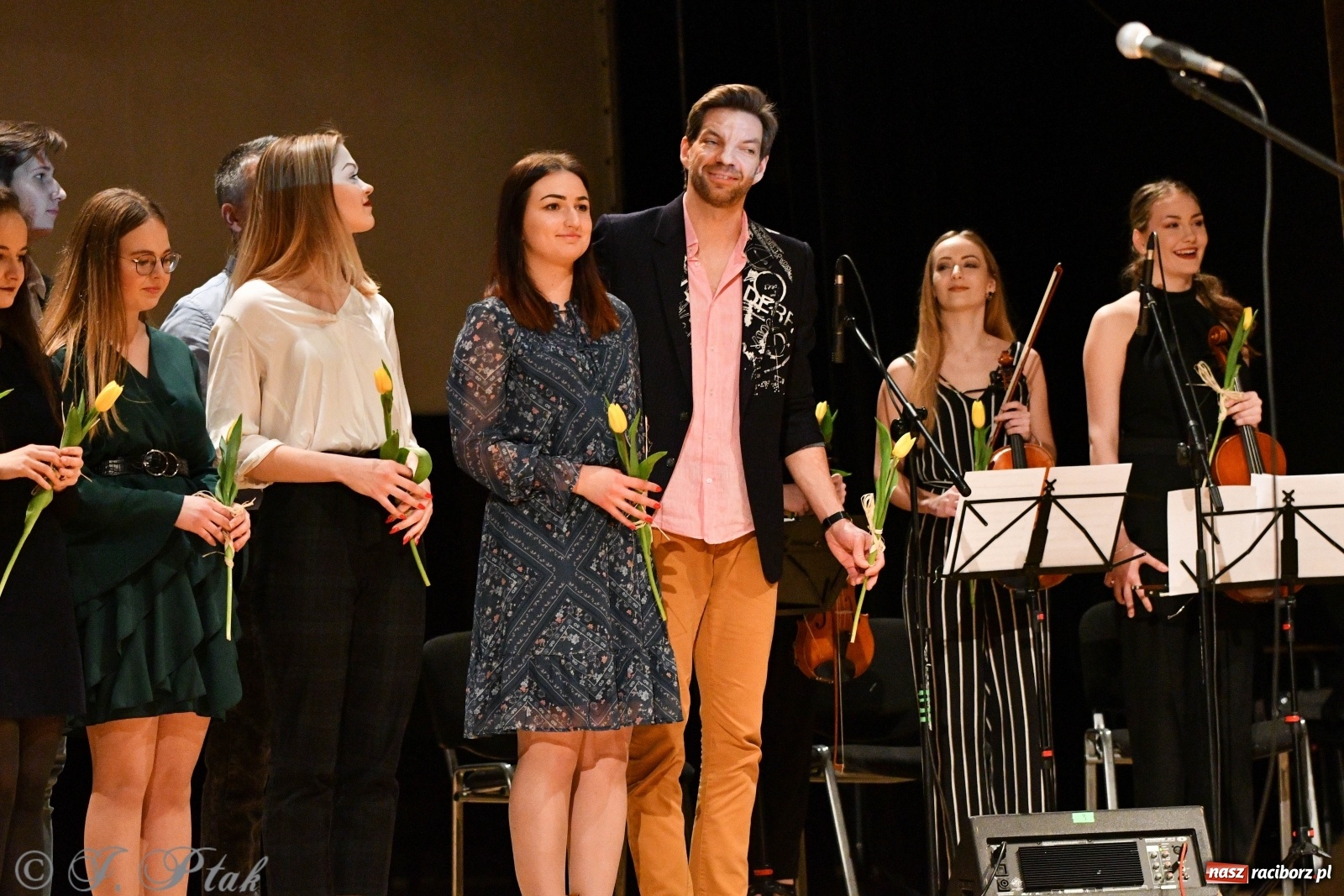 Zdjęcie w galerii na portalu naszraciborz.pl: Raciborscy artyści dla schroniska w RCK wiadomości z regionu