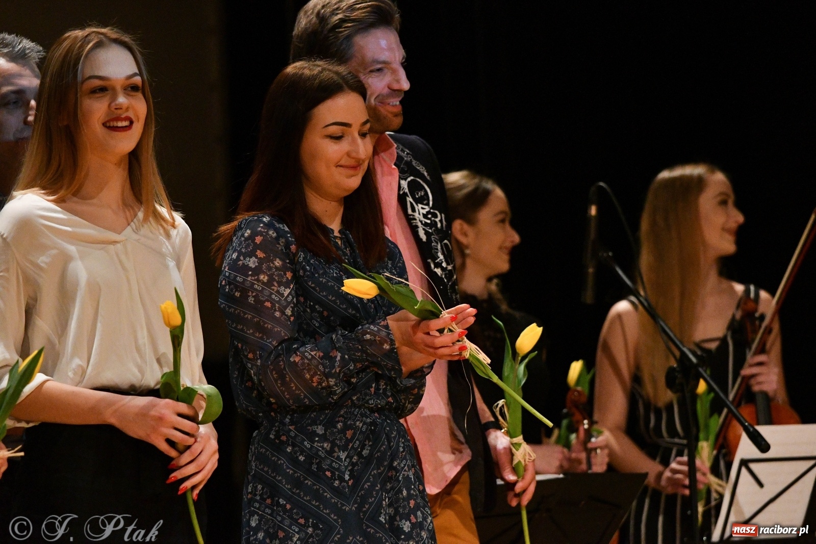 Zdjęcie w galerii na portalu naszraciborz.pl: Raciborscy artyści dla schroniska w RCK wiadomości z regionu