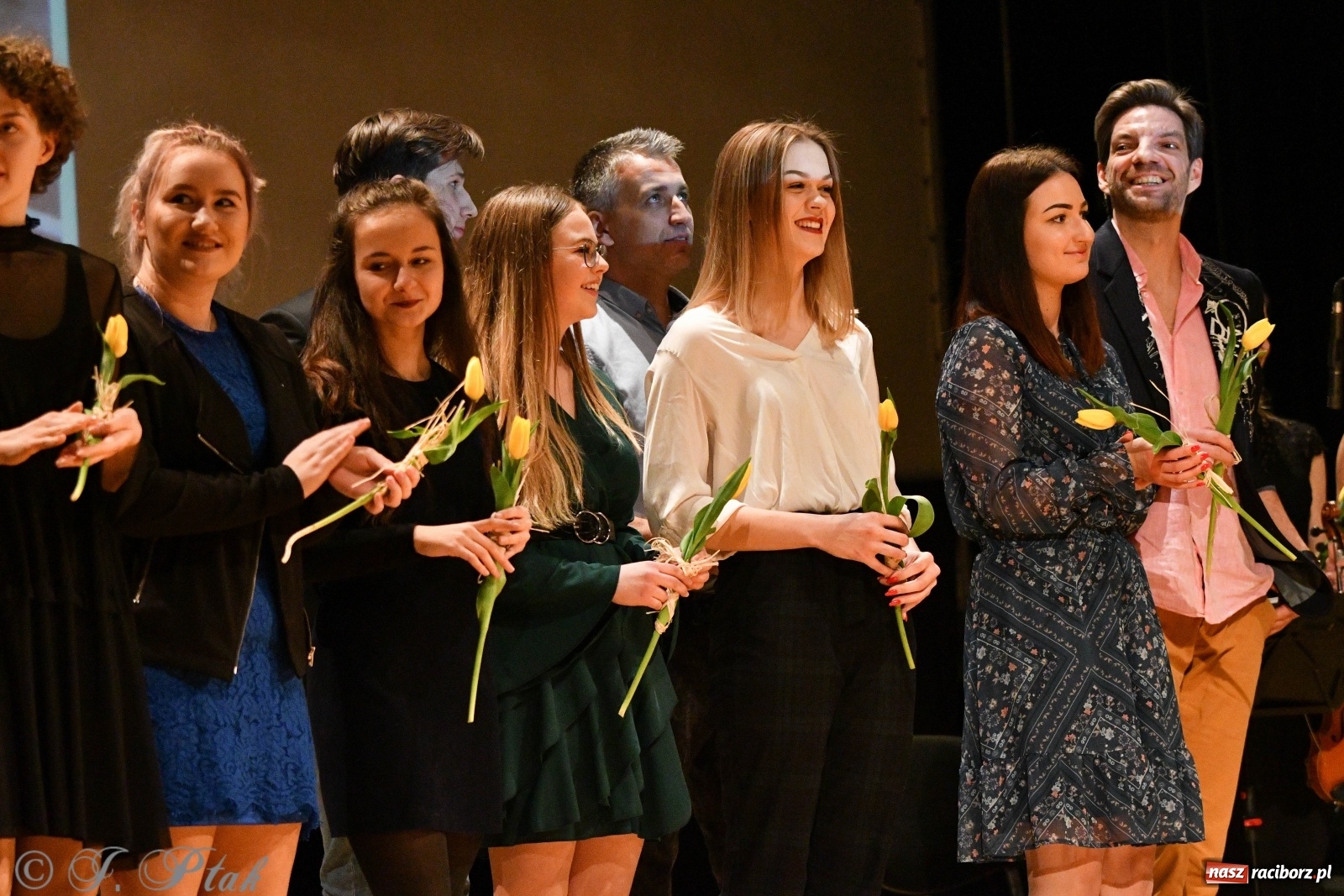 Zdjęcie w galerii na portalu naszraciborz.pl: Raciborscy artyści dla schroniska w RCK wiadomości z regionu