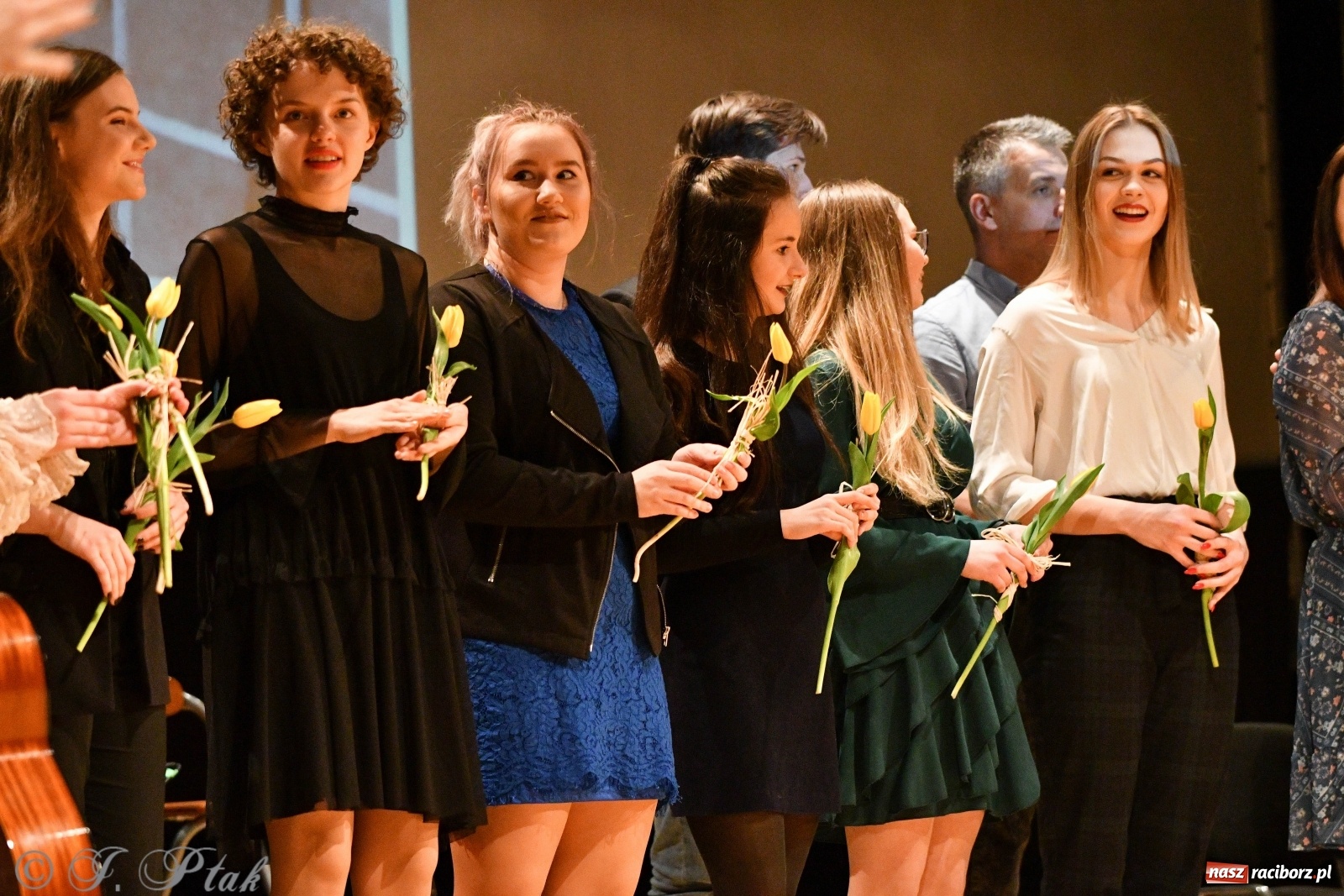 Zdjęcie w galerii na portalu naszraciborz.pl: Raciborscy artyści dla schroniska w RCK wiadomości z regionu