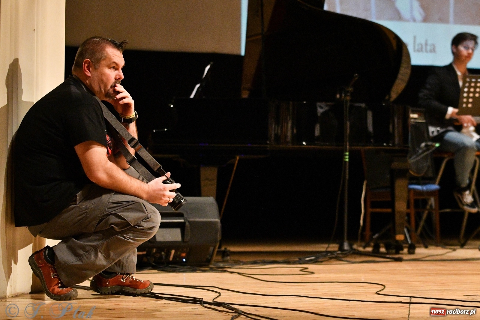 Zdjęcie w galerii na portalu naszraciborz.pl: Raciborscy artyści dla schroniska w RCK wiadomości z regionu