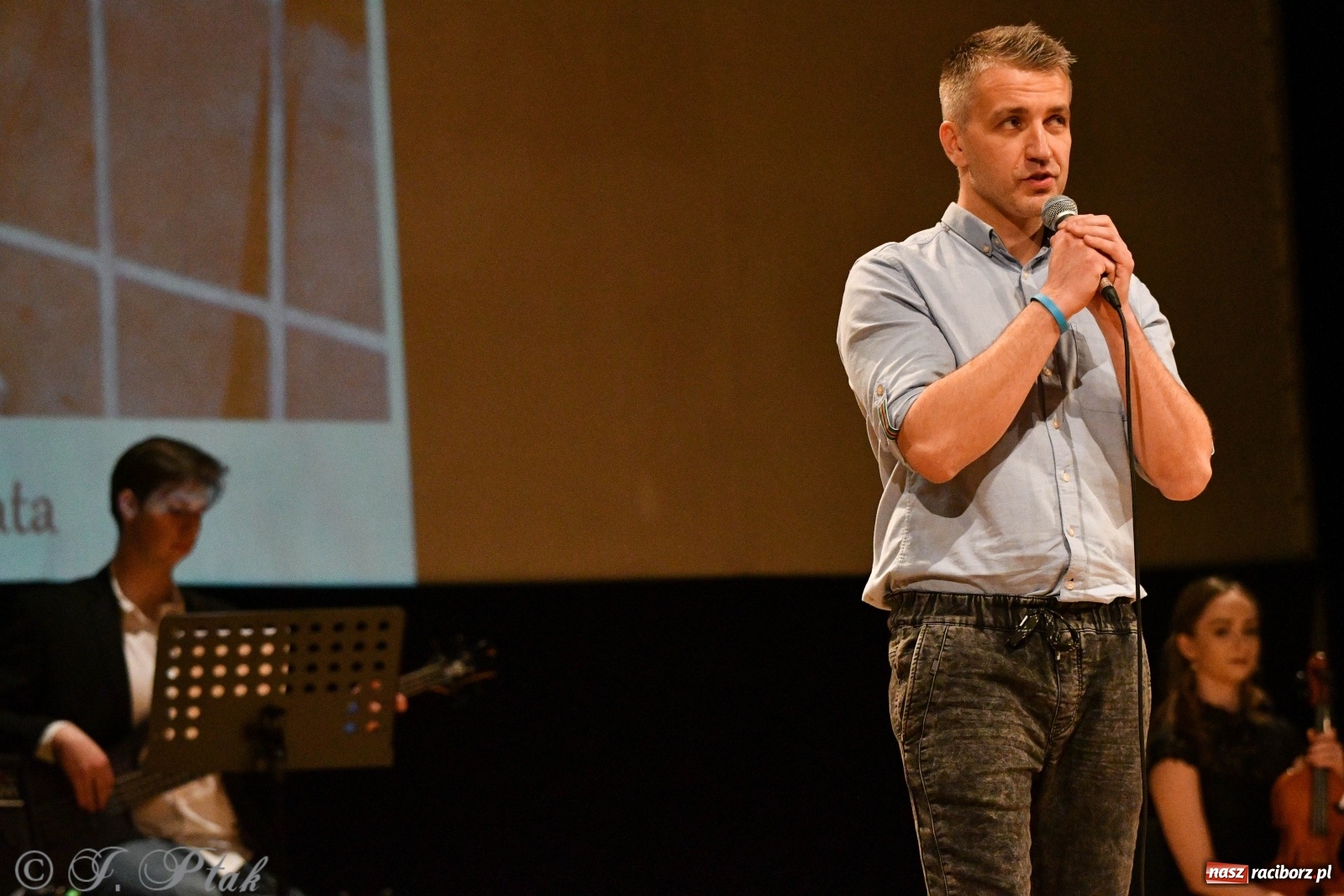 Zdjęcie w galerii na portalu naszraciborz.pl: Raciborscy artyści dla schroniska w RCK wiadomości z regionu