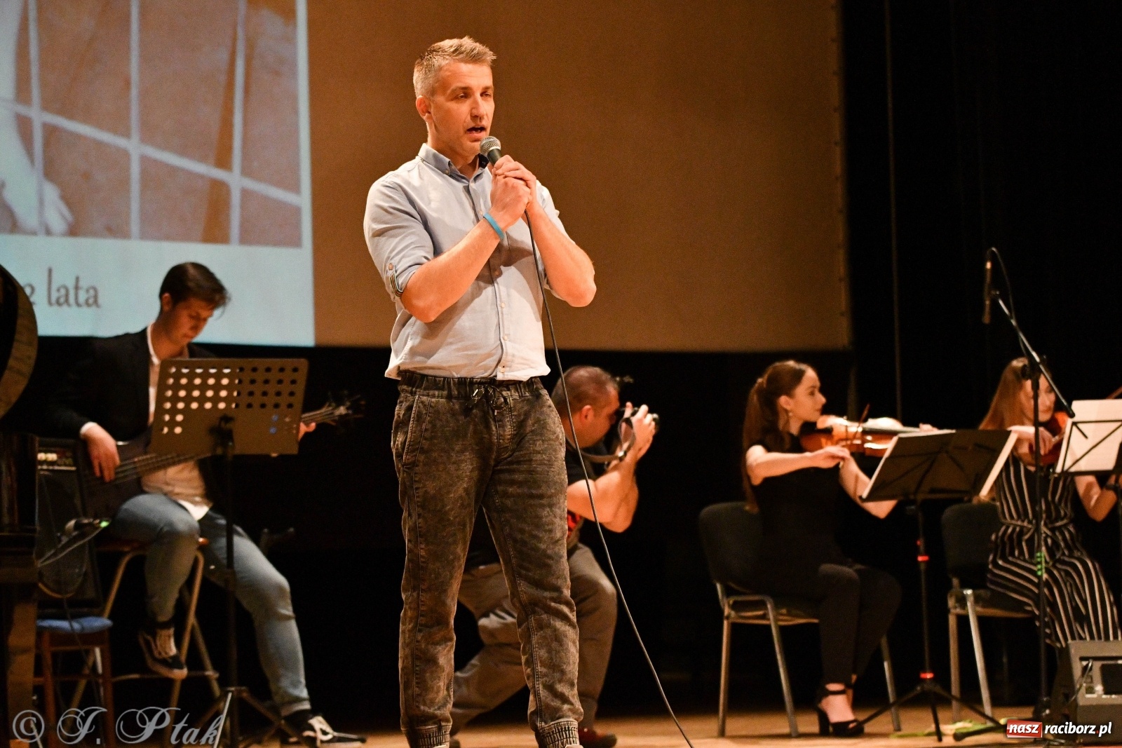 Zdjęcie w galerii na portalu naszraciborz.pl: Raciborscy artyści dla schroniska w RCK wiadomości z regionu