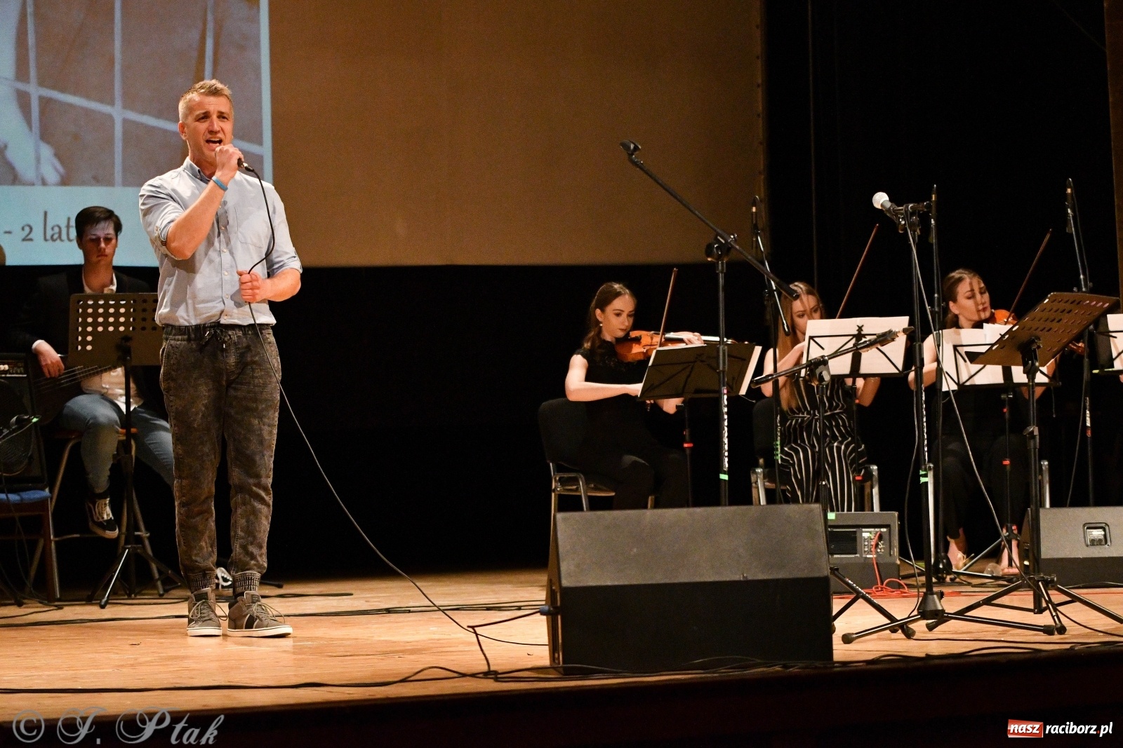 Zdjęcie w galerii na portalu naszraciborz.pl: Raciborscy artyści dla schroniska w RCK wiadomości z regionu