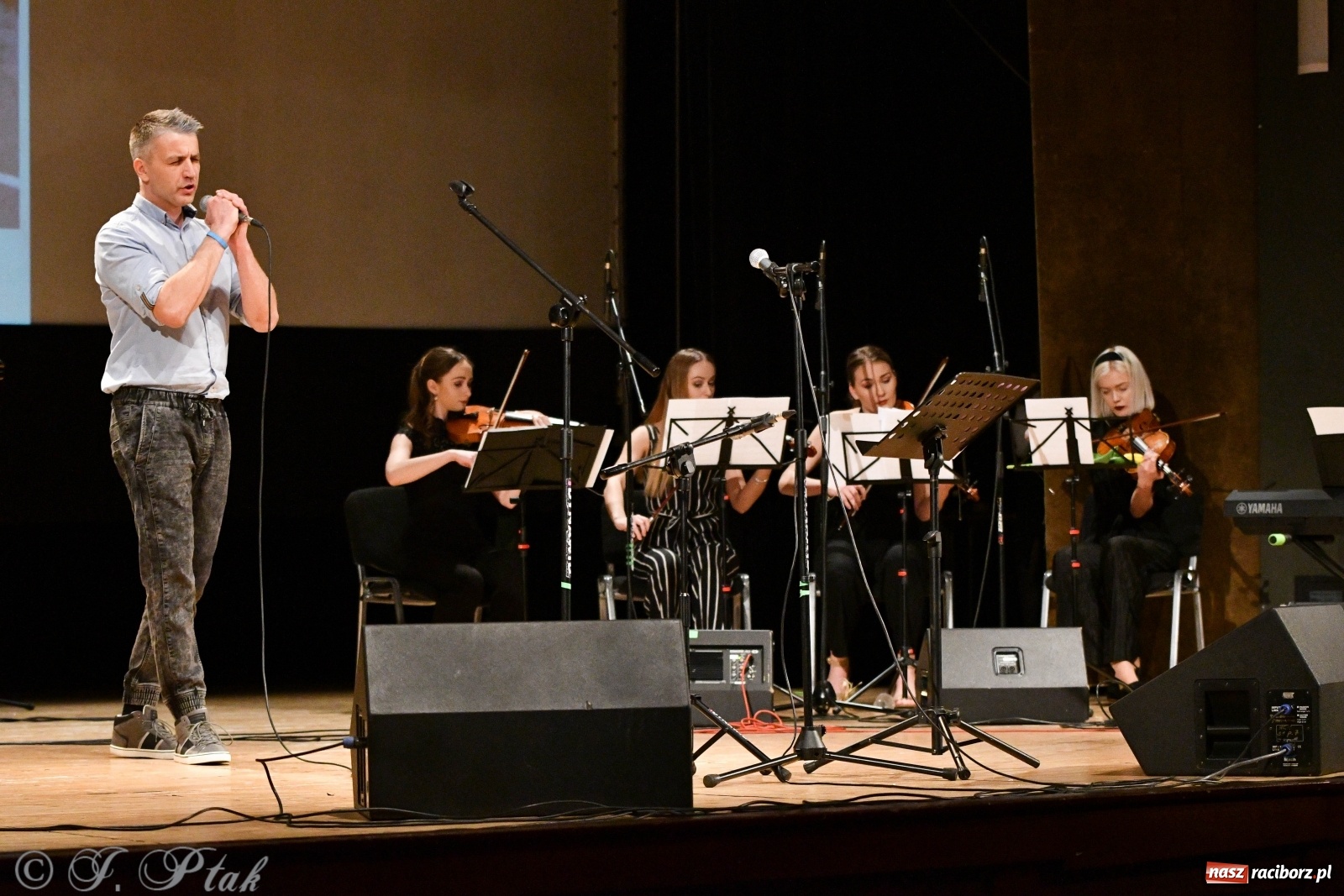 Zdjęcie w galerii na portalu naszraciborz.pl: Raciborscy artyści dla schroniska w RCK wiadomości z regionu