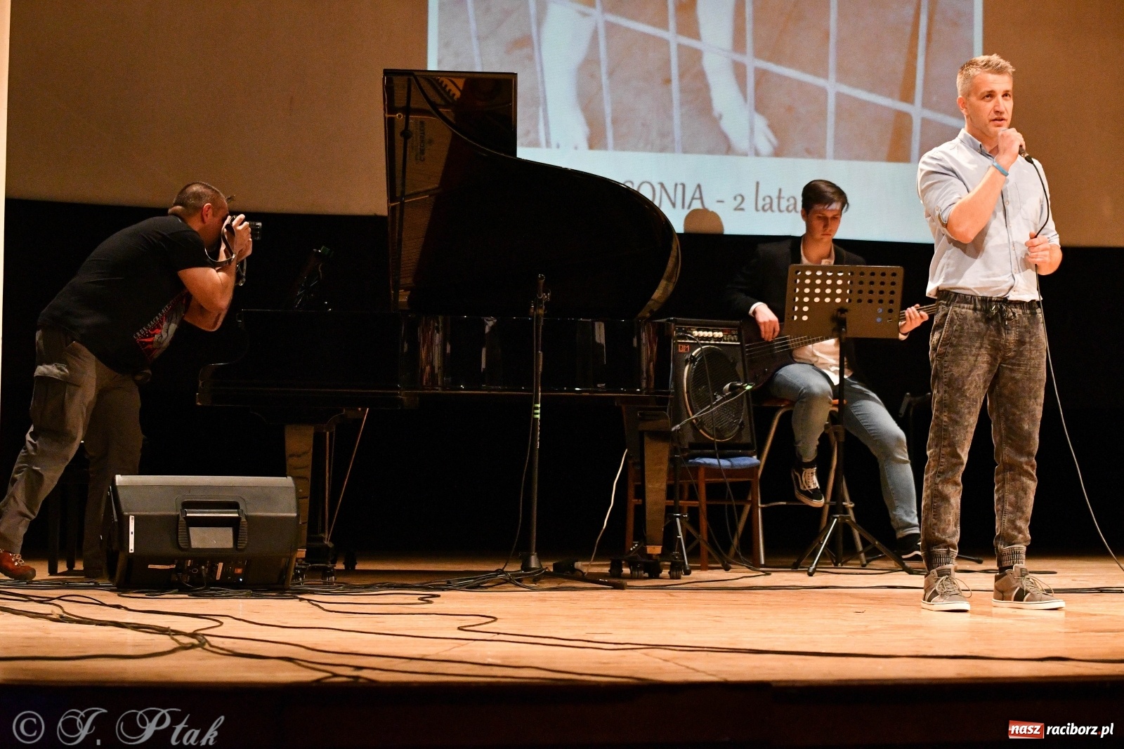 Zdjęcie w galerii na portalu naszraciborz.pl: Raciborscy artyści dla schroniska w RCK wiadomości z regionu