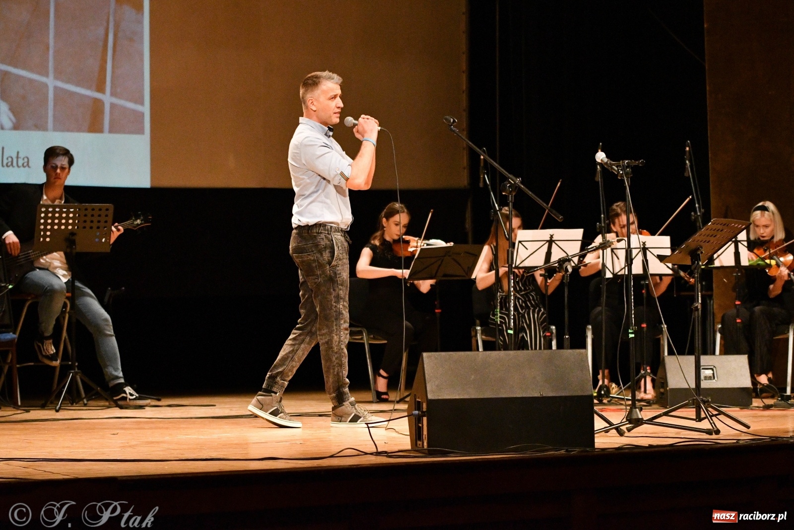 Zdjęcie w galerii na portalu naszraciborz.pl: Raciborscy artyści dla schroniska w RCK wiadomości z regionu