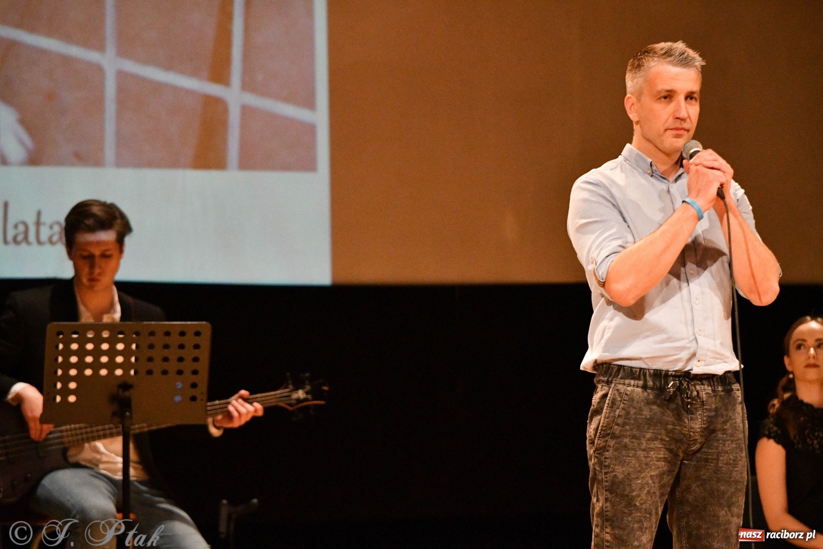 Zdjęcie w galerii na portalu naszraciborz.pl: Raciborscy artyści dla schroniska w RCK wiadomości z regionu