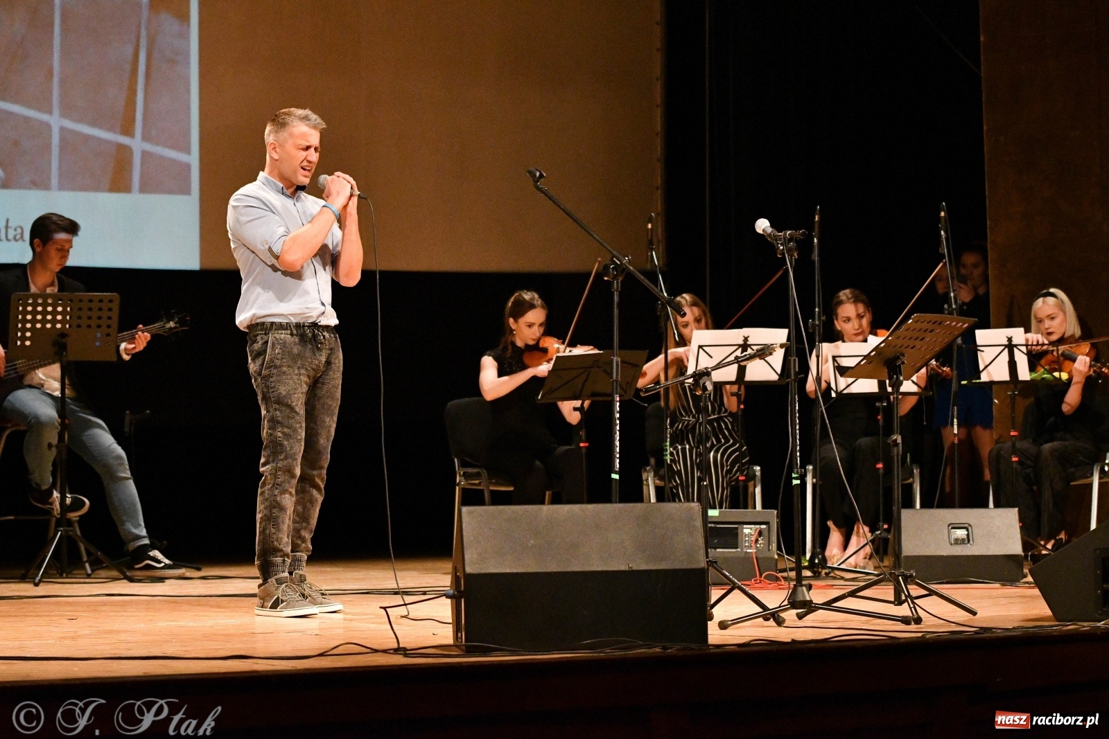 Zdjęcie w galerii na portalu naszraciborz.pl: Raciborscy artyści dla schroniska w RCK wiadomości z regionu