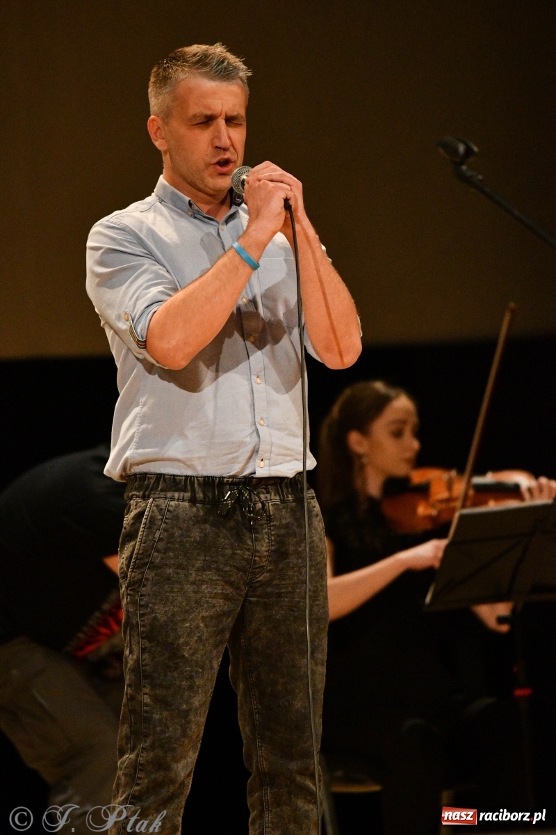 Zdjęcie w galerii na portalu naszraciborz.pl: Raciborscy artyści dla schroniska w RCK wiadomości z regionu