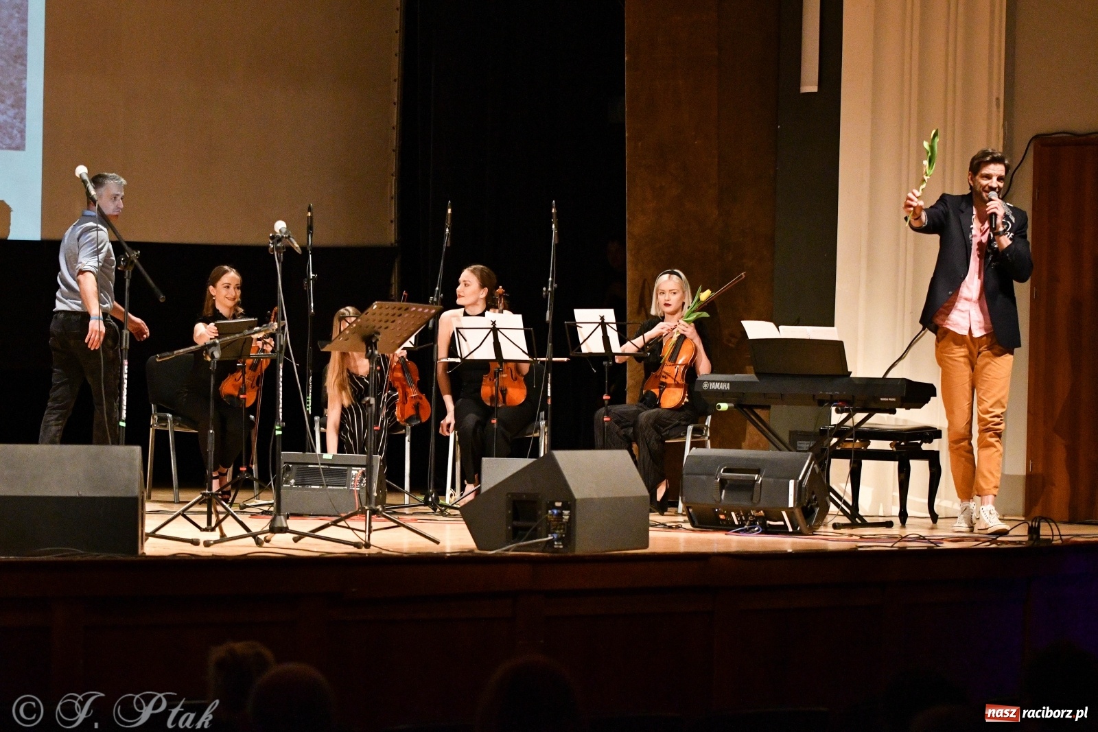 Zdjęcie w galerii na portalu naszraciborz.pl: Raciborscy artyści dla schroniska w RCK wiadomości z regionu