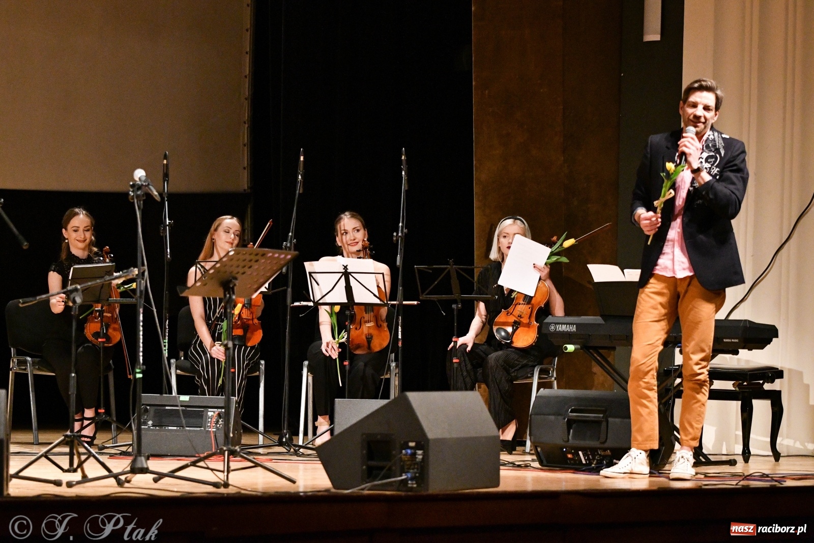 Zdjęcie w galerii na portalu naszraciborz.pl: Raciborscy artyści dla schroniska w RCK wiadomości z regionu