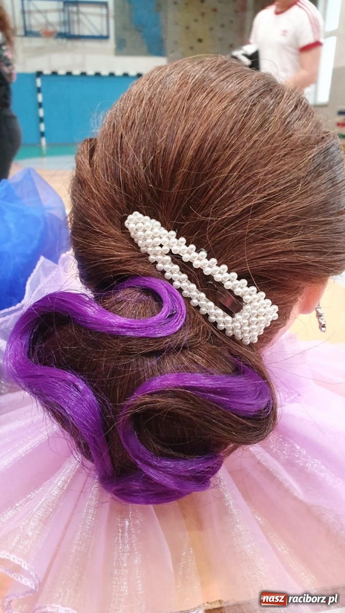 Zdjęcie w galerii na portalu naszraciborz.pl: Młode adeptki fryzjerstwa przeszły dziś sprawdzian w Sokole wiadomości z regionu