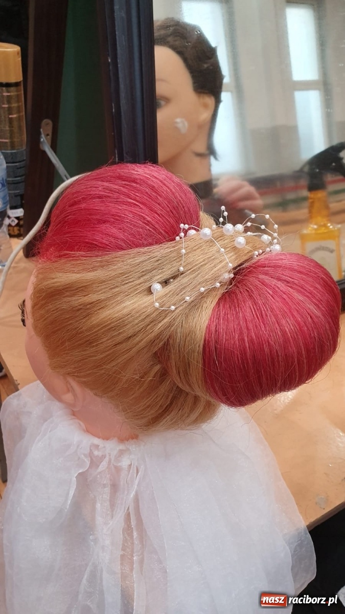 Zdjęcie w galerii na portalu naszraciborz.pl: Młode adeptki fryzjerstwa przeszły dziś sprawdzian w Sokole wiadomości z regionu