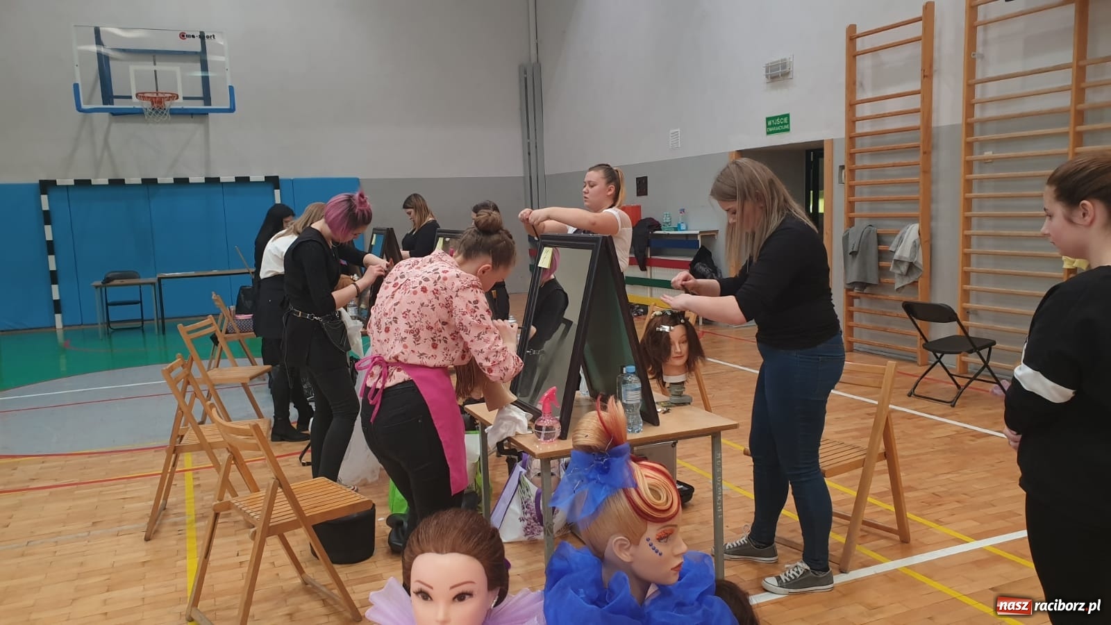 Zdjęcie w galerii na portalu naszraciborz.pl: Młode adeptki fryzjerstwa przeszły dziś sprawdzian w Sokole wiadomości z regionu