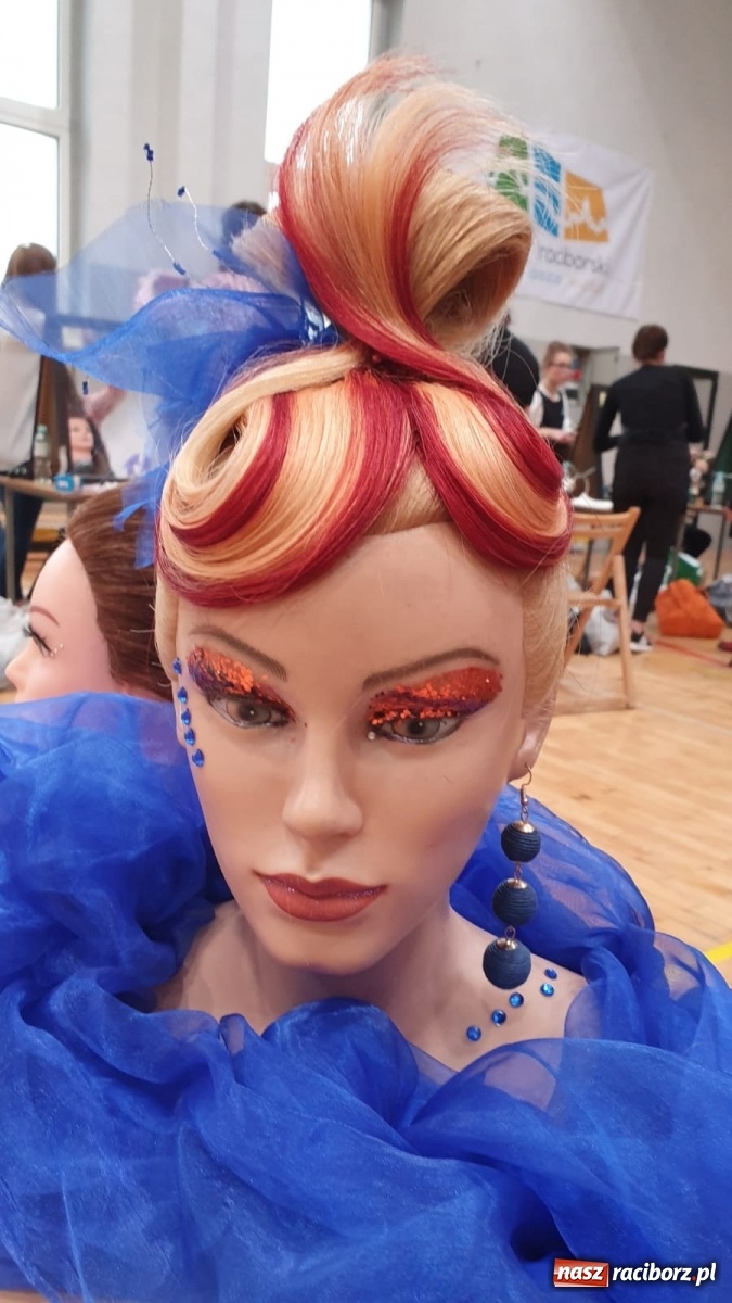 Zdjęcie w galerii na portalu naszraciborz.pl: Młode adeptki fryzjerstwa przeszły dziś sprawdzian w Sokole wiadomości z regionu