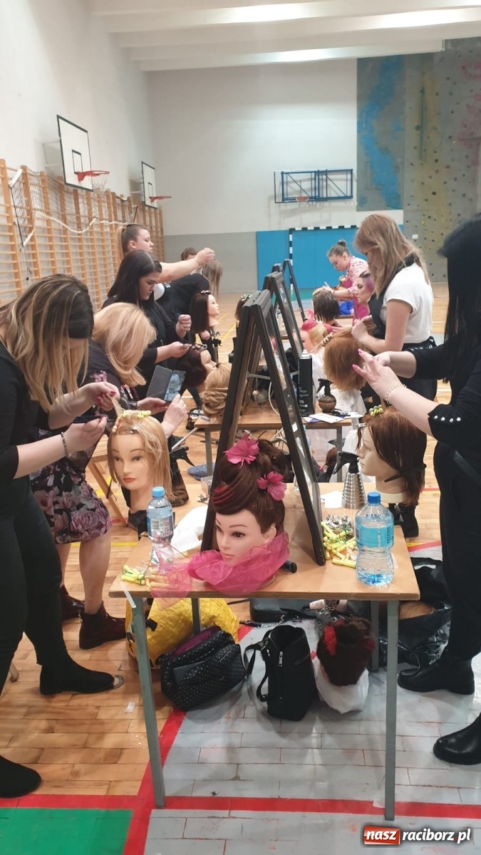 Zdjęcie w galerii na portalu naszraciborz.pl: Młode adeptki fryzjerstwa przeszły dziś sprawdzian w Sokole wiadomości z regionu