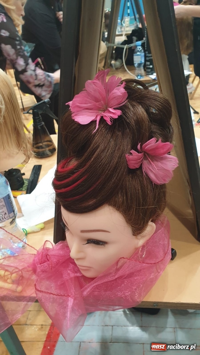 Zdjęcie w galerii na portalu naszraciborz.pl: Młode adeptki fryzjerstwa przeszły dziś sprawdzian w Sokole wiadomości z regionu