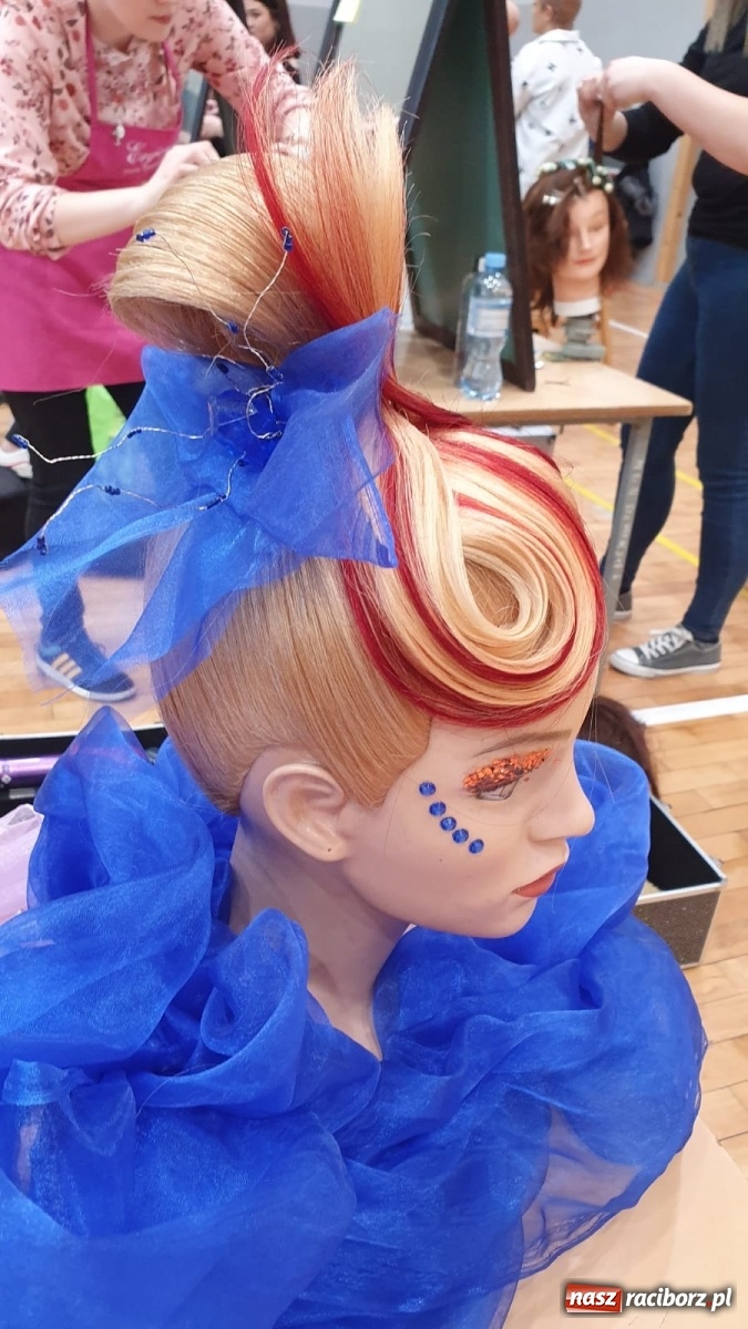 Zdjęcie w galerii na portalu naszraciborz.pl: Młode adeptki fryzjerstwa przeszły dziś sprawdzian w Sokole wiadomości z regionu