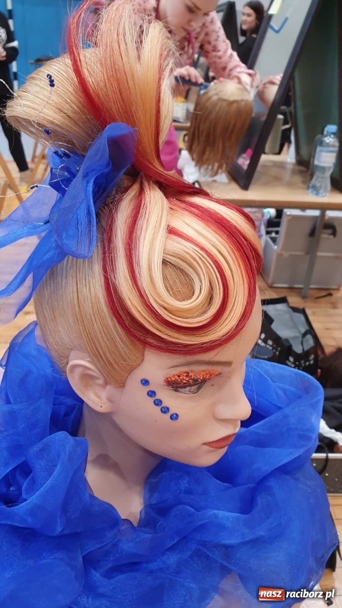 Zdjęcie w galerii na portalu naszraciborz.pl: Młode adeptki fryzjerstwa przeszły dziś sprawdzian w Sokole wiadomości z regionu