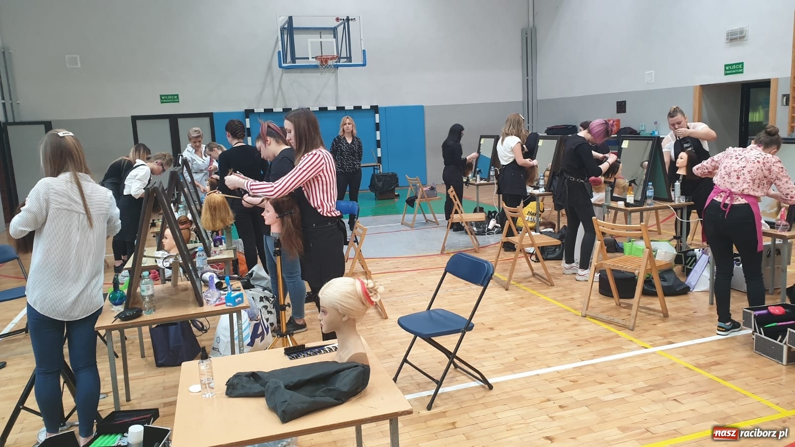 Zdjęcie w galerii na portalu naszraciborz.pl: Młode adeptki fryzjerstwa przeszły dziś sprawdzian w Sokole wiadomości z regionu