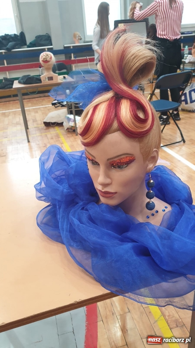 Zdjęcie w galerii na portalu naszraciborz.pl: Młode adeptki fryzjerstwa przeszły dziś sprawdzian w Sokole wiadomości z regionu