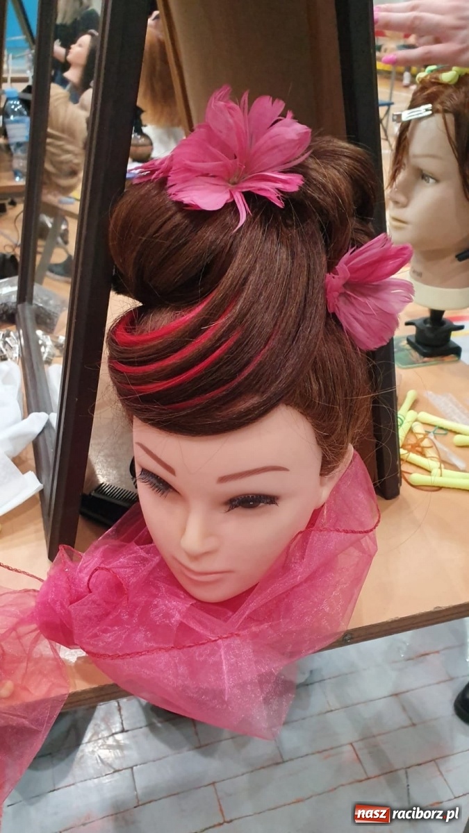 Zdjęcie w galerii na portalu naszraciborz.pl: Młode adeptki fryzjerstwa przeszły dziś sprawdzian w Sokole wiadomości z regionu