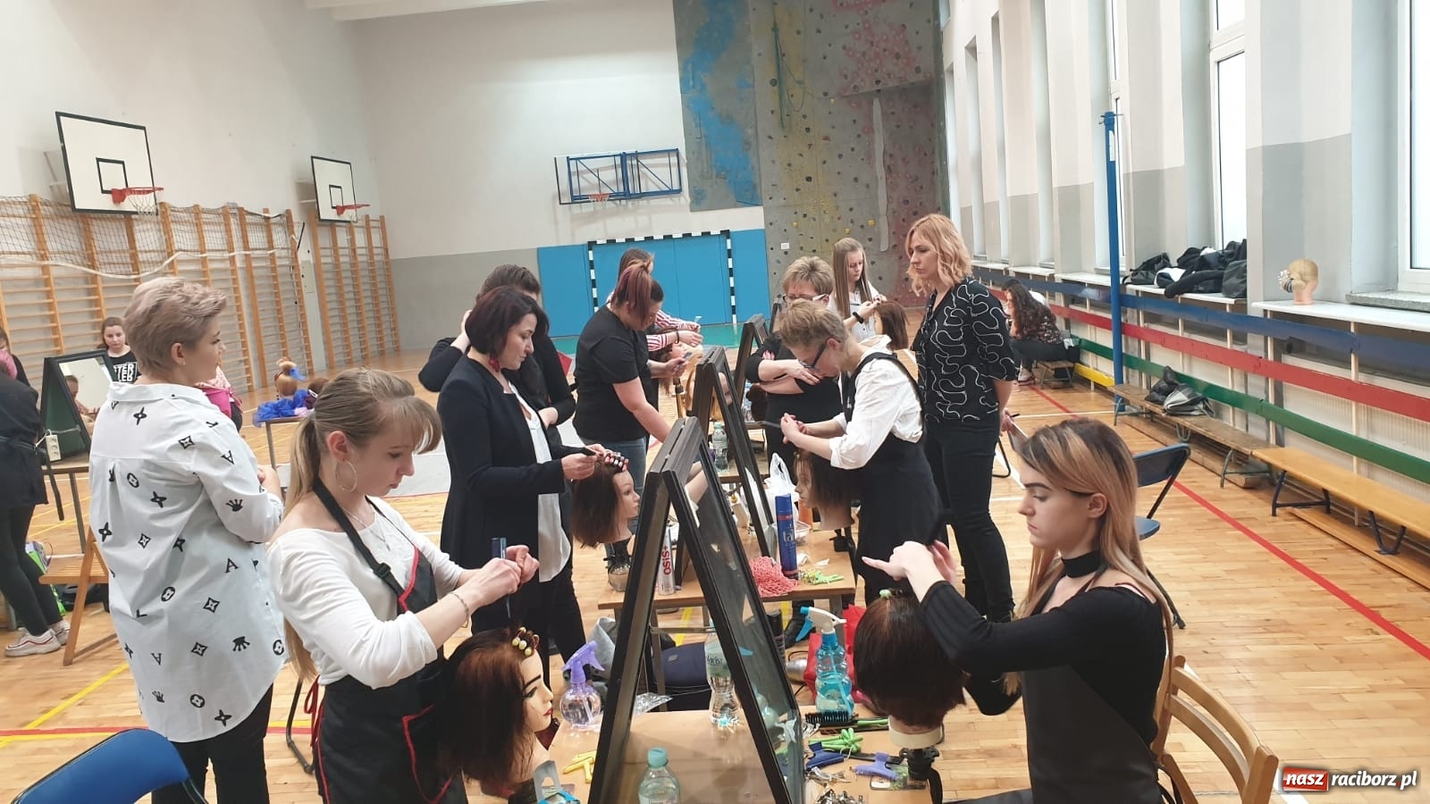 Zdjęcie w galerii na portalu naszraciborz.pl: Młode adeptki fryzjerstwa przeszły dziś sprawdzian w Sokole wiadomości z regionu