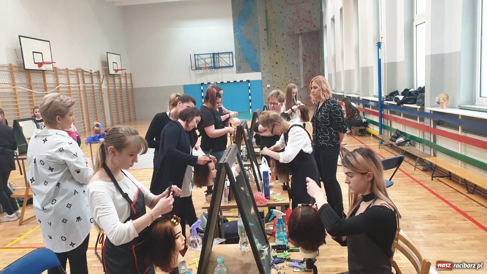 Zdjęcie w galerii na portalu naszraciborz.pl: Młode adeptki fryzjerstwa przeszły dziś sprawdzian w Sokole wiadomości z regionu