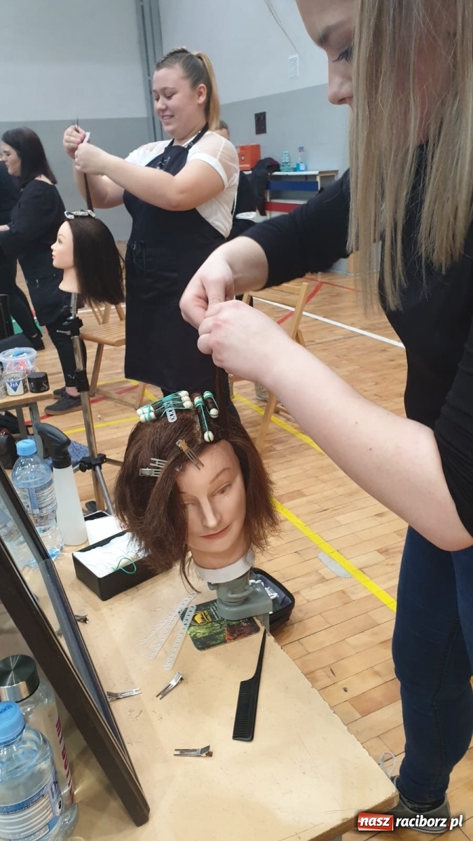 Zdjęcie w galerii na portalu naszraciborz.pl: Młode adeptki fryzjerstwa przeszły dziś sprawdzian w Sokole wiadomości z regionu
