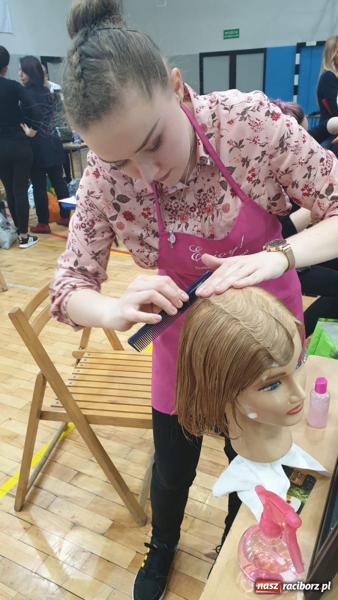 Zdjęcie w galerii na portalu naszraciborz.pl: Młode adeptki fryzjerstwa przeszły dziś sprawdzian w Sokole wiadomości z regionu