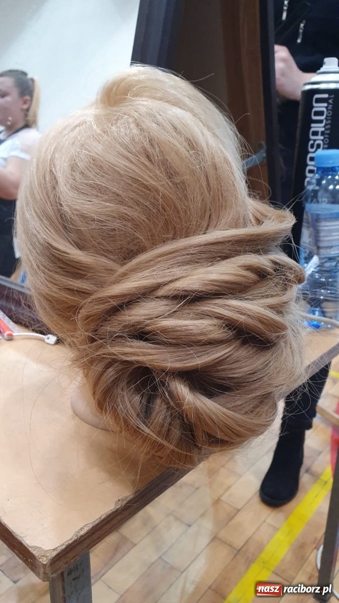 Zdjęcie w galerii na portalu naszraciborz.pl: Młode adeptki fryzjerstwa przeszły dziś sprawdzian w Sokole wiadomości z regionu