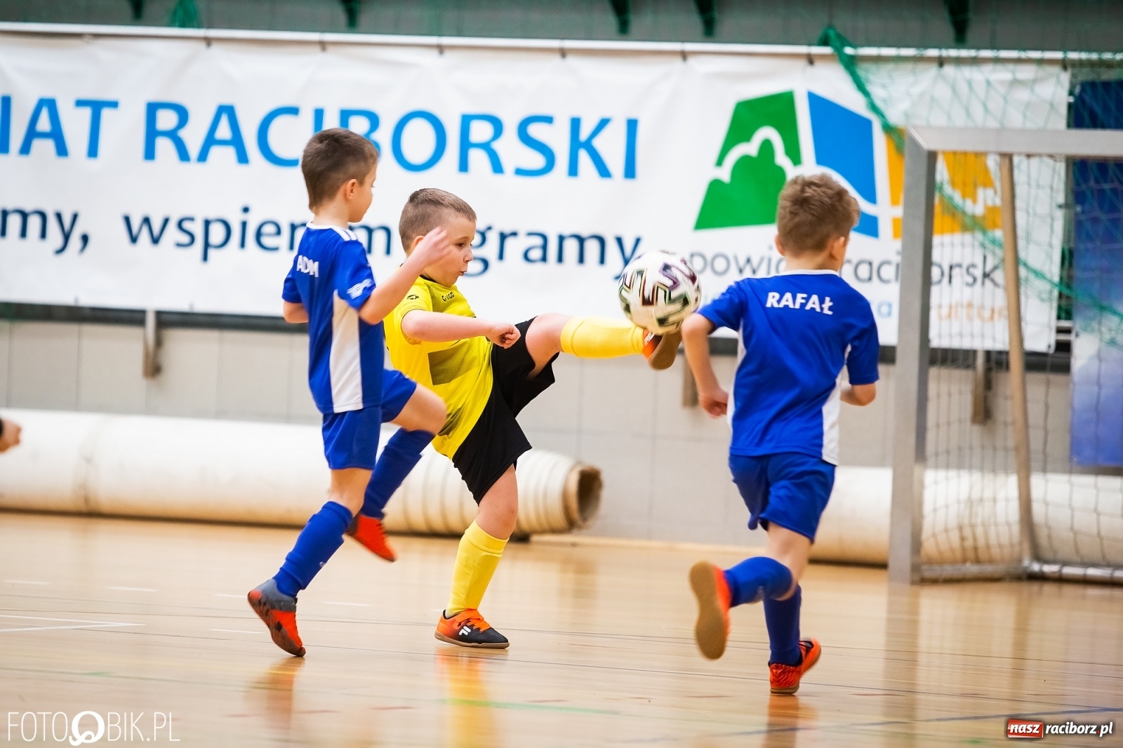 Zdjęcie w galerii na portalu naszraciborz.pl: Młodzi adepci futbolu rywalizowali w Arenie Rafako [FOTO] wiadomości z regionu