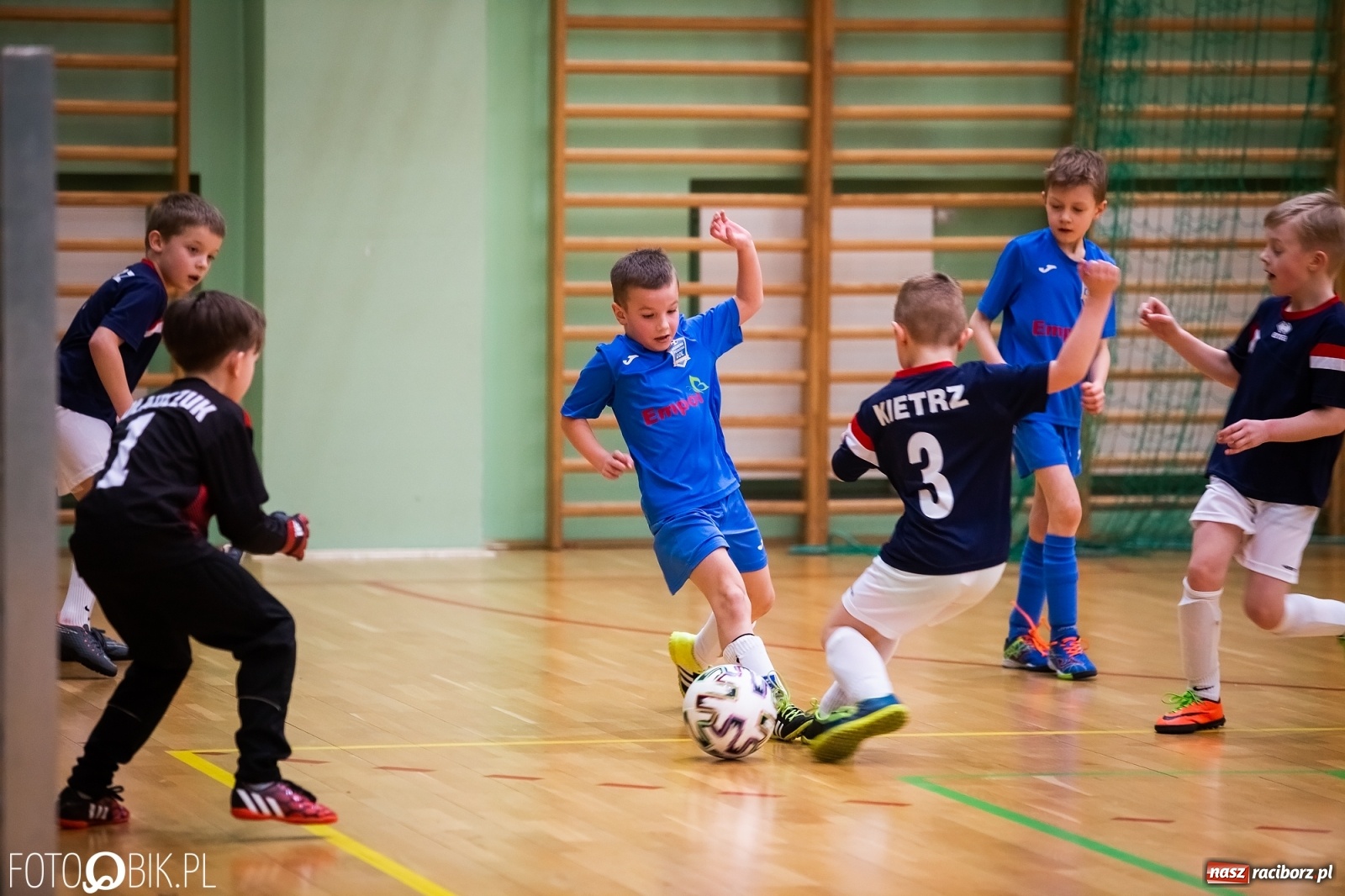 Zdjęcie w galerii na portalu naszraciborz.pl: Młodzi adepci futbolu rywalizowali w Arenie Rafako [FOTO] wiadomości z regionu