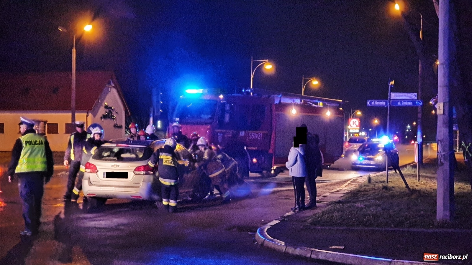 Zdjęcie w galerii na portalu naszraciborz.pl: Zderzenie forda i chevroleta przy Mechaniku  wiadomości z regionu