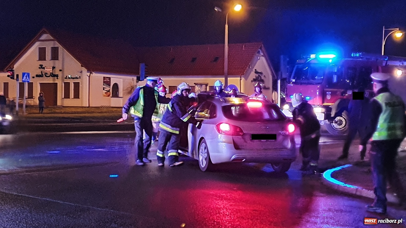 Zdjęcie w galerii na portalu naszraciborz.pl: Zderzenie forda i chevroleta przy Mechaniku  wiadomości z regionu