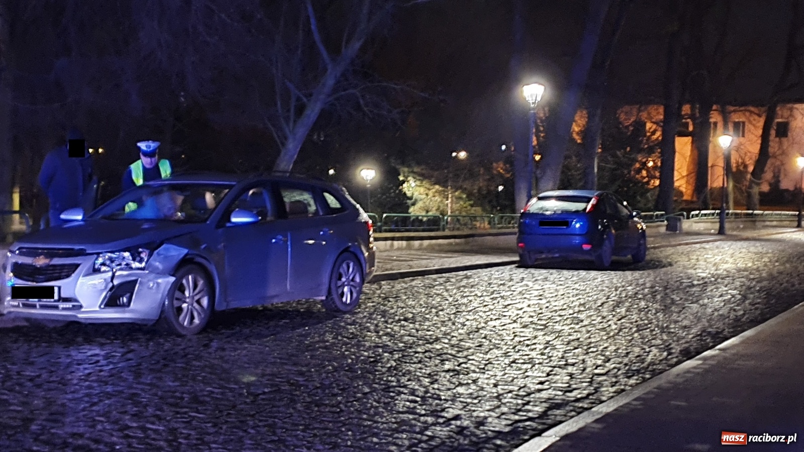 Zdjęcie w galerii na portalu naszraciborz.pl: Zderzenie forda i chevroleta przy Mechaniku  wiadomości z regionu