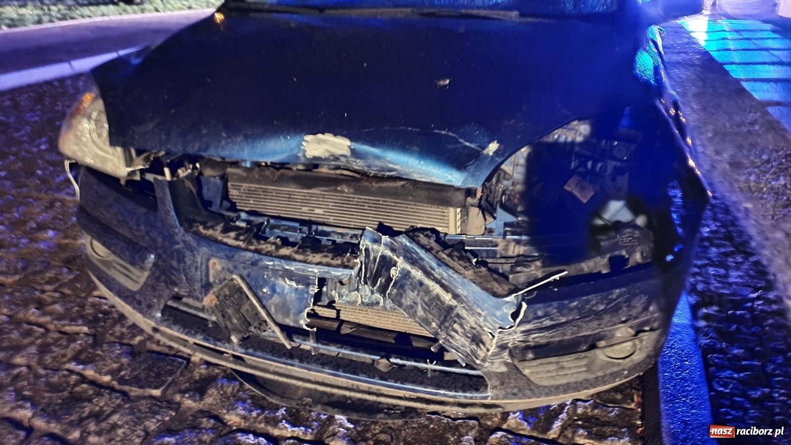 Zdjęcie w galerii na portalu naszraciborz.pl: Zderzenie forda i chevroleta przy Mechaniku  wiadomości z regionu