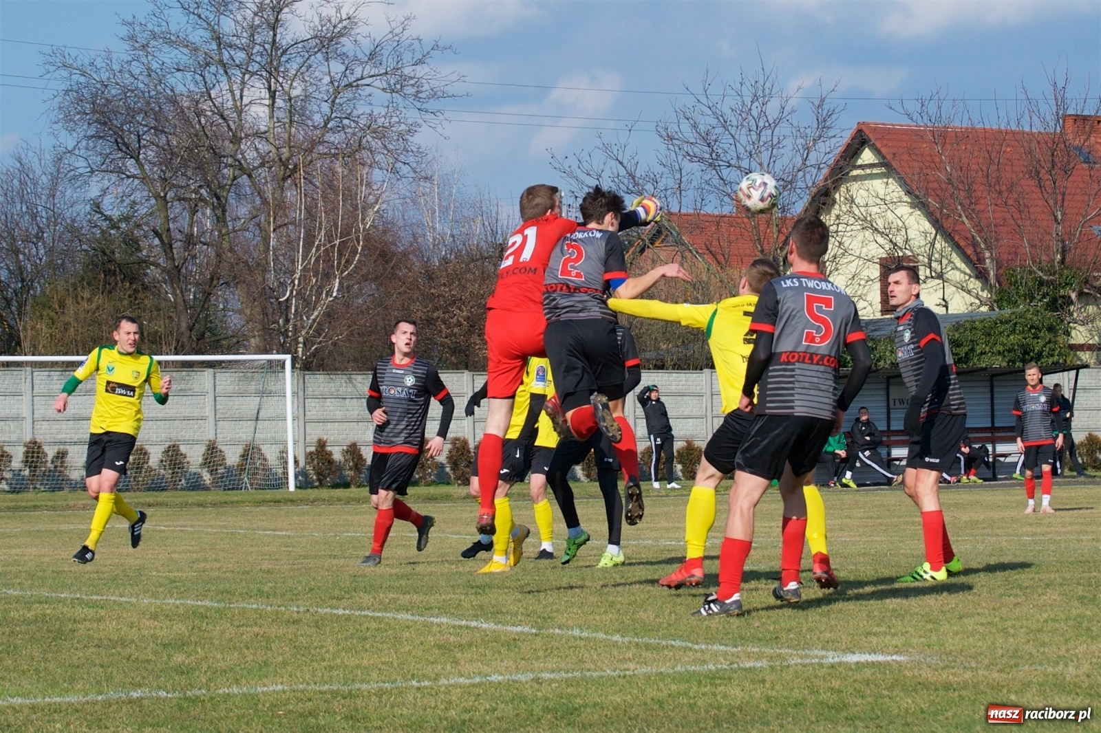 Zdjęcie w galerii na portalu naszraciborz.pl: Sparing. LKS Tworków rozgromiony przez pierwszoligowca [FOTO] wiadomości z regionu