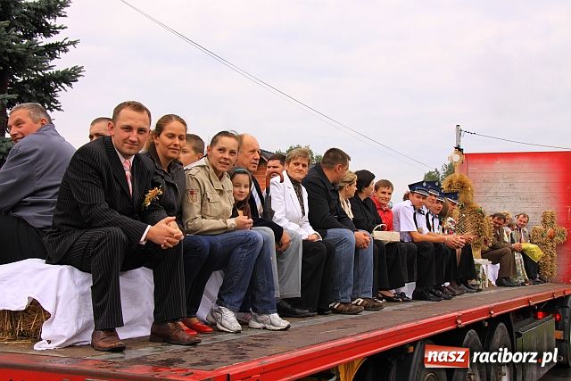 Zdjęcie w galerii na portalu naszraciborz.pl: Rolnicy z Makowa i Cyprzanowa świętują wiadomości z regionu