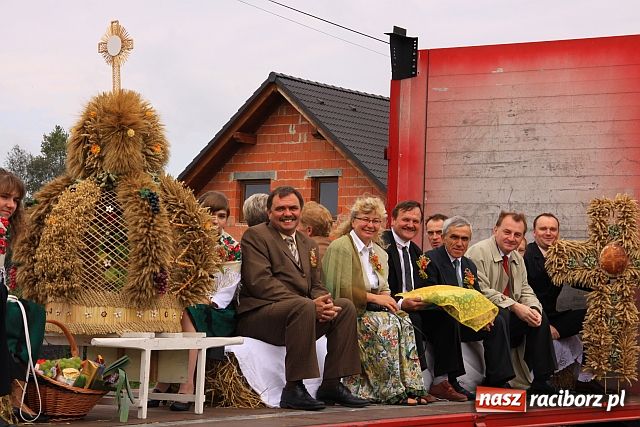 Zdjęcie w galerii na portalu naszraciborz.pl: Rolnicy z Makowa i Cyprzanowa świętują wiadomości z regionu