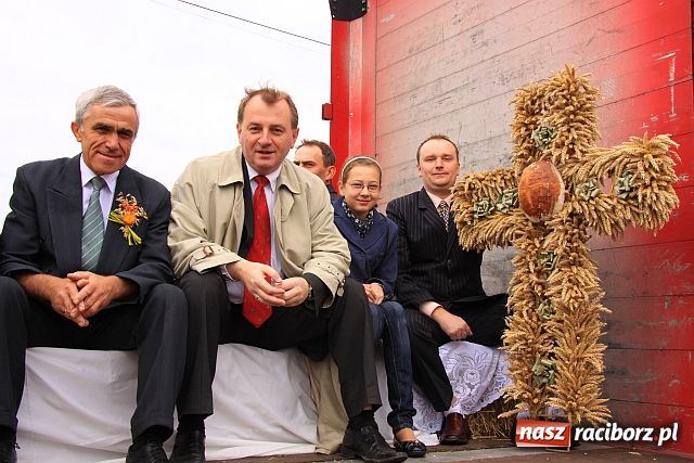 Zdjęcie w galerii na portalu naszraciborz.pl: Rolnicy z Makowa i Cyprzanowa świętują wiadomości z regionu