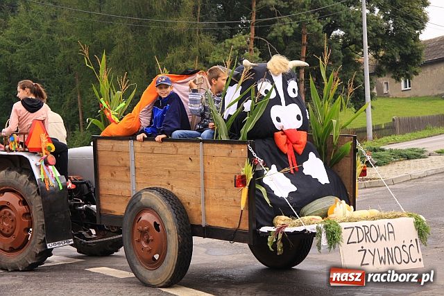 Zdjęcie w galerii na portalu naszraciborz.pl: Rolnicy z Makowa i Cyprzanowa świętują wiadomości z regionu
