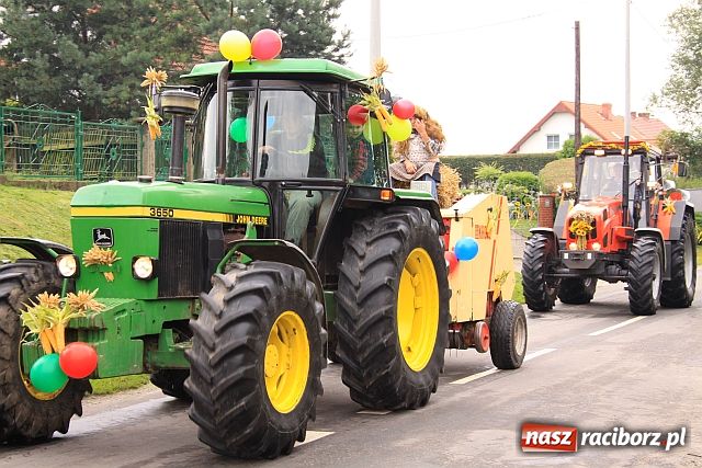 Zdjęcie w galerii na portalu naszraciborz.pl: Rolnicy z Makowa i Cyprzanowa świętują wiadomości z regionu